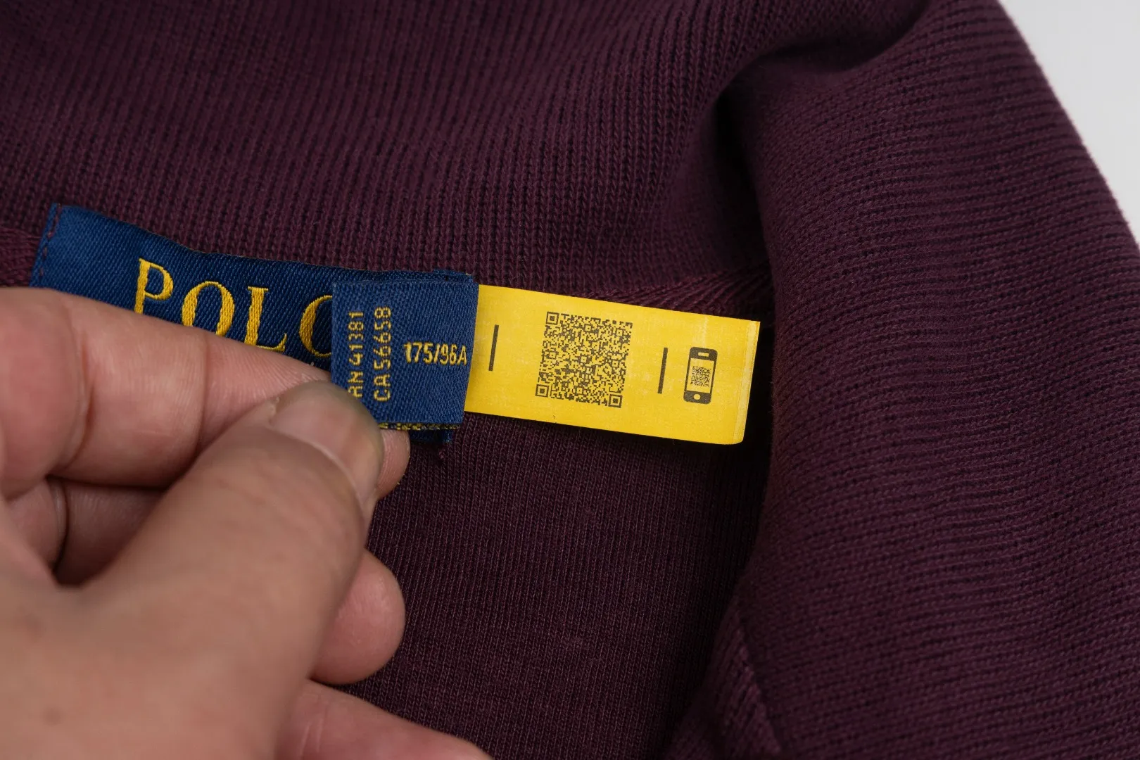 P230 #R97 Ralph lauren twelve-color embroidered pony logo half-zip high-neck long-sleeved knitted sweatshirt. The same style for men and women. The new half-zip sweatshirt for couples to wear in autumn is here! This kind of sweatshirt is really popular this year, even more popular than the hooded sweatshirt. Open the zipper and it can be used as a large lapel, which makes it more fashionable. The color of the classic design of the little war horse on the chest is matched with the embroidery. The simple zipper design echoes the brand logo, so you don’t need to match too much. The sweater version is loose enough! The fabric is custom-woven and dyed 100 cotton. 320g high gram weight 100% cotton knitted cotton with a certain thickness. The fabric is soft and comfortable, and the three-dimensional fabric is full of texture. The stitching is three needles and five threads, which is beautiful and strong. The pattern is also good. Although it is loose, it does not look bulky! - It is not a popular color scheme on the street. The color is pure and highly recommended. The upper body has a particularly high rate of turning heads. Loose style. Big drop shoulder OS style. Same style for men and women. Couple wear. Versatile and practical! Color: Gray, navy, khaki, green label, oatmeal brown label, apricot, black, army green, burgundy, pink, dark gray, light blue, white. Size: S M L XL Length: 70/72/74/76 Bust: 53.5/55.5/57.5/58.5 Shoulder width: 44/45/46/47 Sleeve length: 61/62/63/64